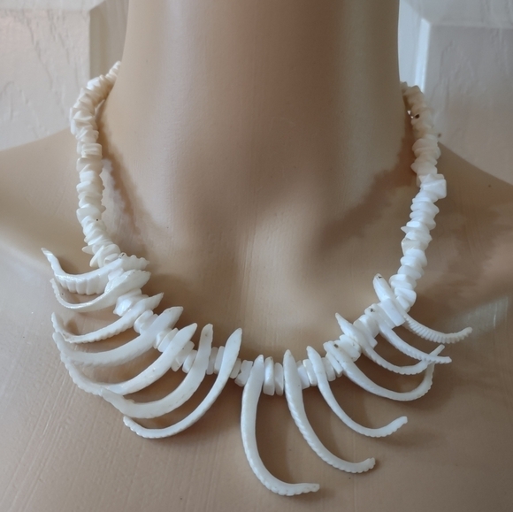 Jewelry - Vintage women's shell bone necklace